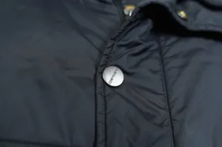 Chaqueta Carhartt acolchada negra con capucha