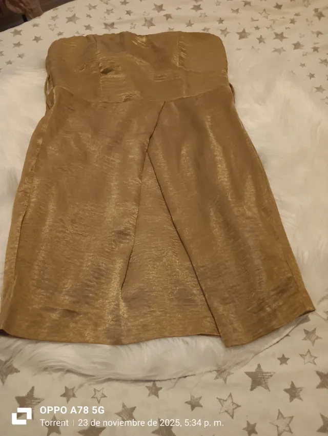 Vestido dorado sin tirantes con acabados brillante