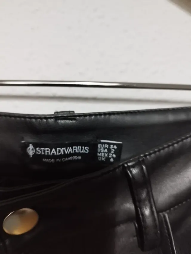 Pantalón Stradivarius efecto piel T.34