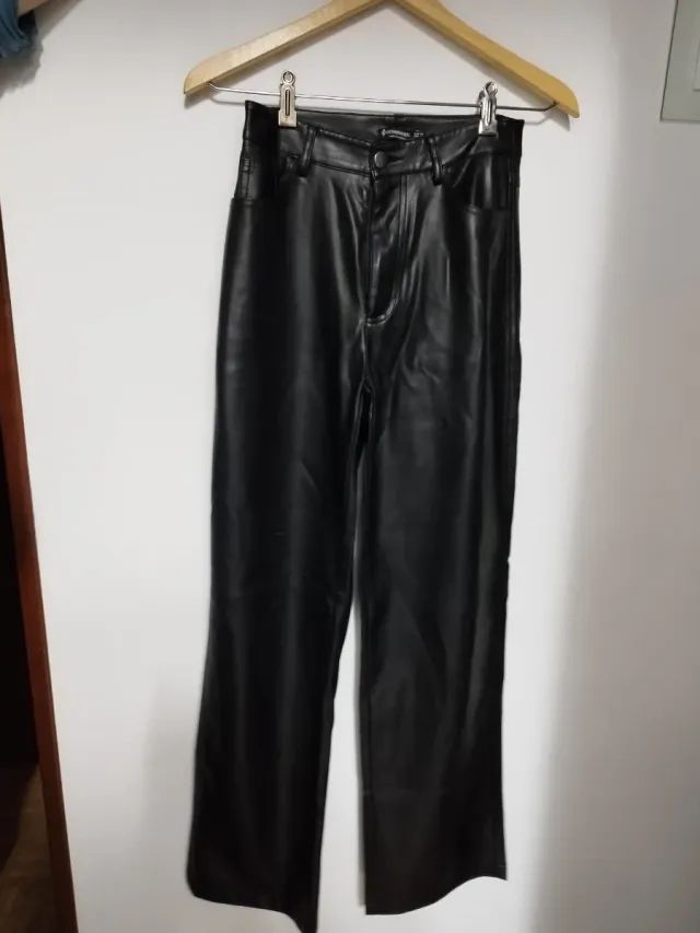 Pantalón Stradivarius efecto piel T.34