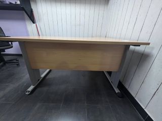 Mesa de oficina angular madera y metal