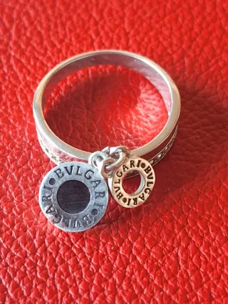 Anillo de plata 925 contrastado con dos charms.