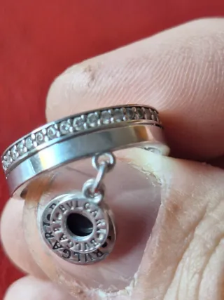 Anillo de plata 925 contrastado con dos charms.