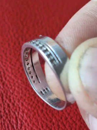 Anillo de plata 925 contrastado con dos charms.