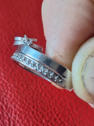 Anillo de plata 925 contrastado con dos charms.