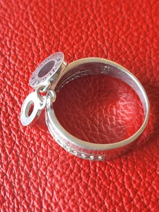 Anillo de plata 925 contrastado con dos charms.