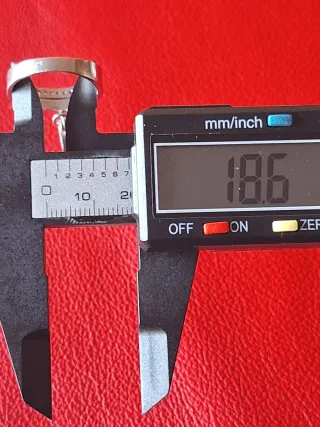 Anillo de plata 925 contrastado con dos charms.