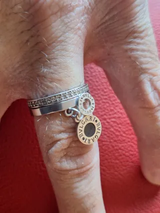 Anillo de plata 925 contrastado con dos charms.