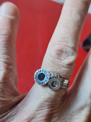 Anillo de plata 925 contrastado con dos charms.