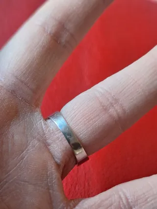 Anillo de plata 925 contrastado con dos charms.