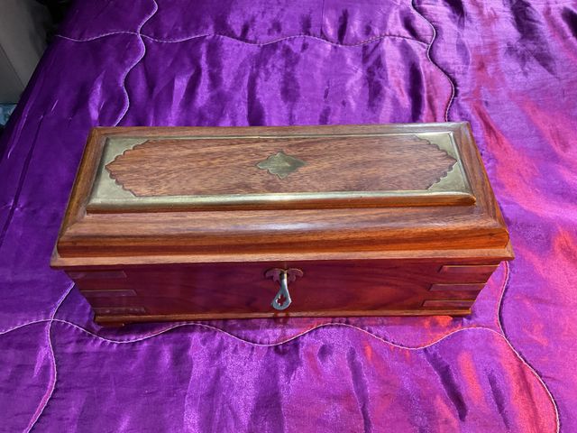Caja de madera decorativa con detalles metálicos