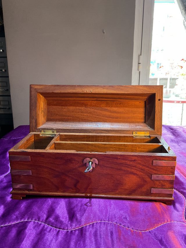 Caja de madera decorativa con detalles metálicos