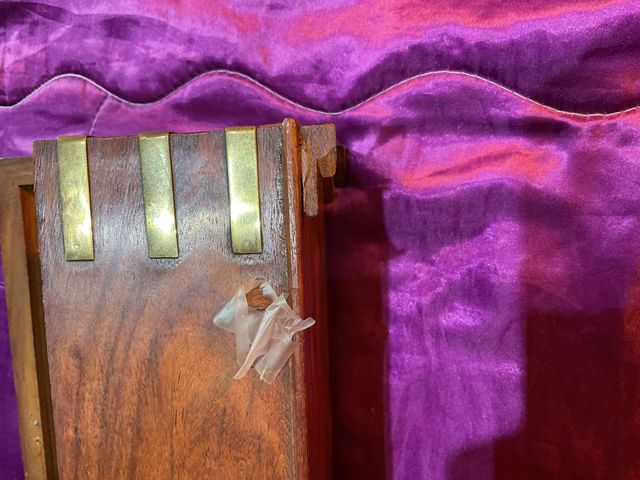 Caja de madera decorativa con detalles metálicos