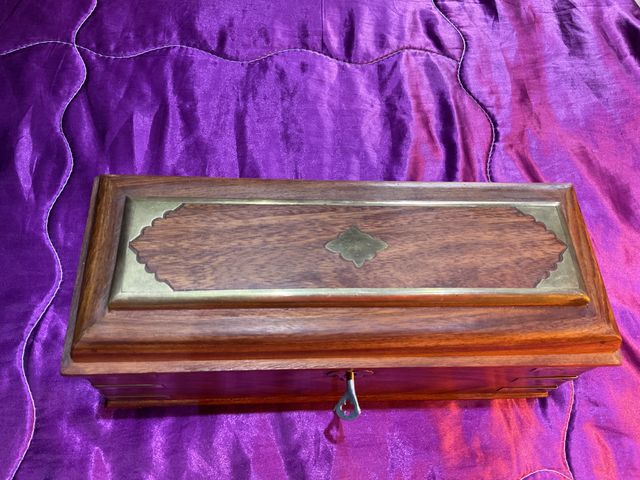 Caja de madera decorativa con detalles metálicos