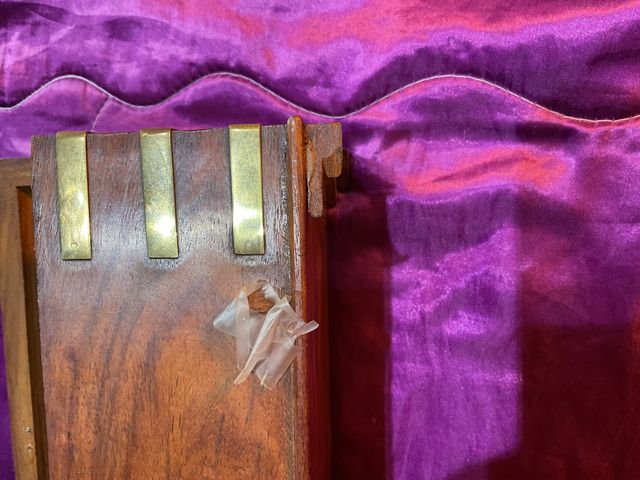 Caja de madera decorativa con detalles metálicos