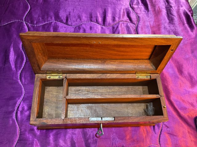 Caja de madera decorativa con detalles metálicos