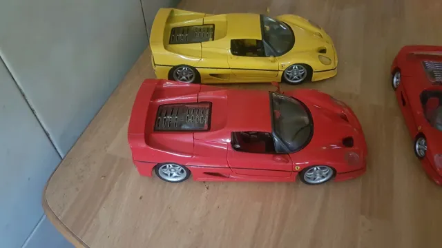 Ferrari f50 escalas 1/18 color amarillo y rojo.