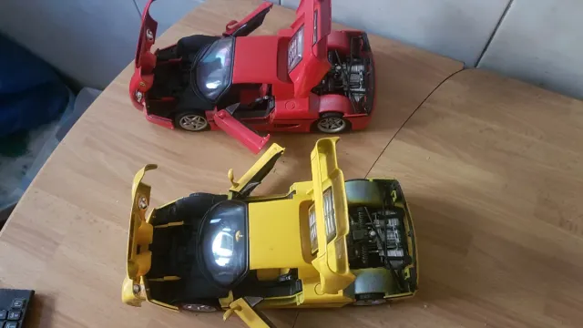 Ferrari f50 escalas 1/18 color amarillo y rojo.