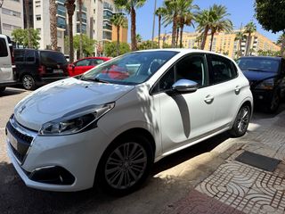 Peugeot 208 5P ALLURE 1.2L PureTech 82