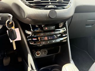 Peugeot 208 5P ALLURE 1.2L PureTech 82