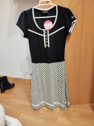 Vestido negro y blanco chica