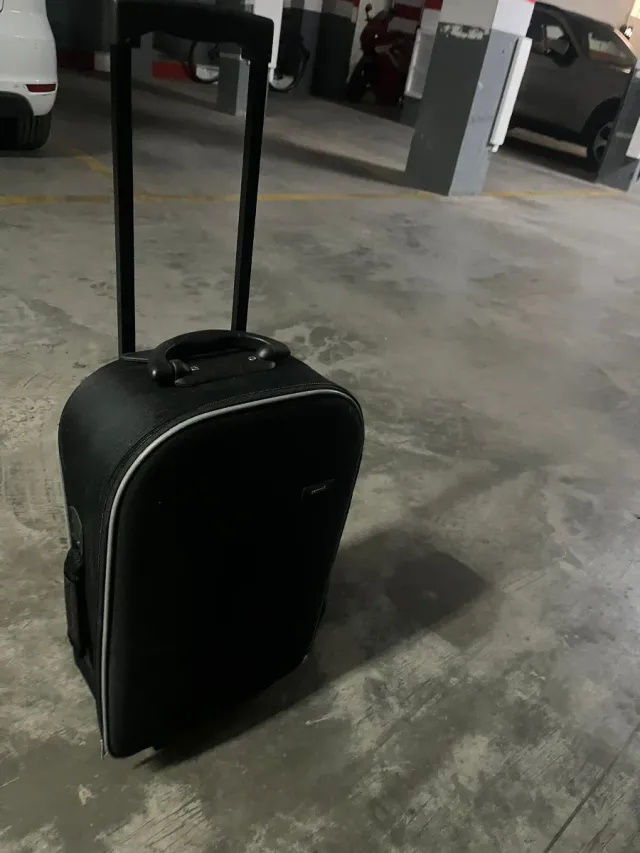 Valigia da cabina nera con ruote