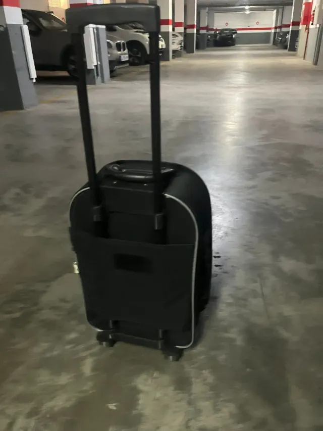 Valigia da cabina nera con ruote