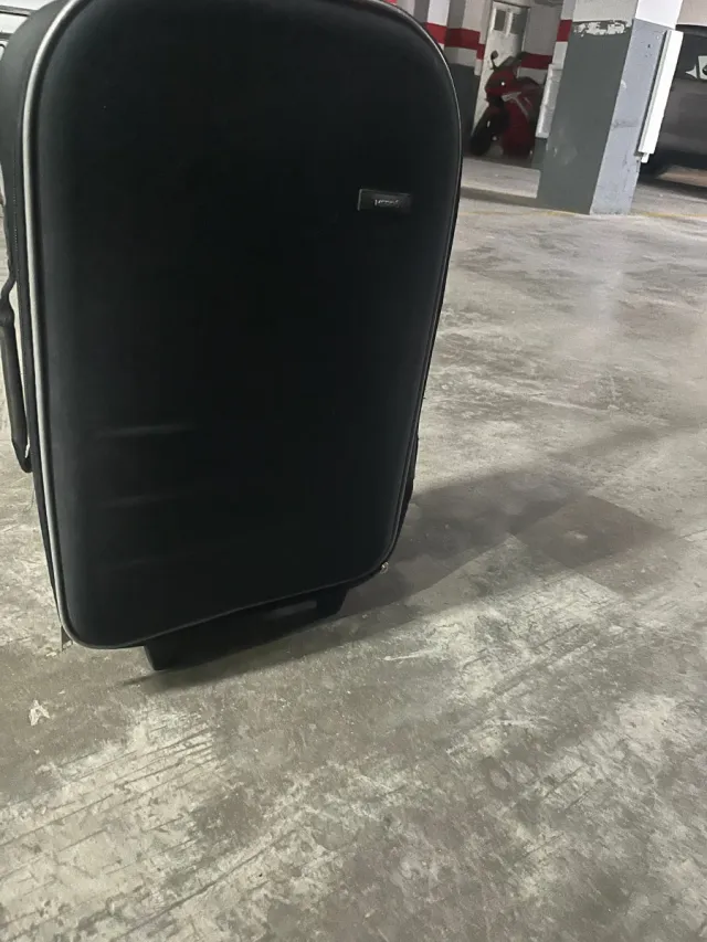 Valigia da cabina nera con ruote