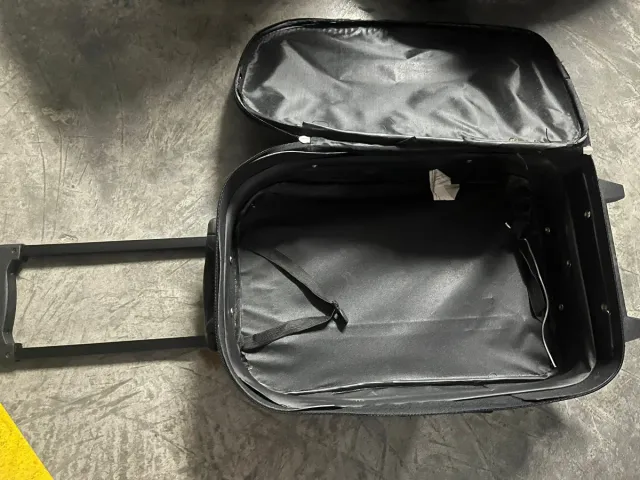 Valigia da cabina nera con ruote