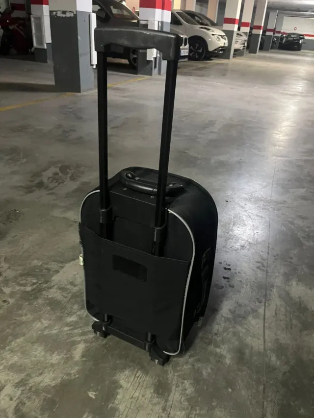 Valigia da cabina nera con ruote