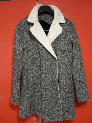 Abrigo gris y blanco con forro sherpa