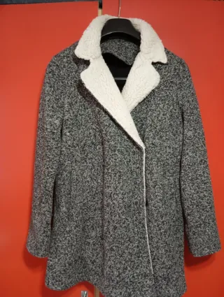 Abrigo gris y blanco con forro sherpa