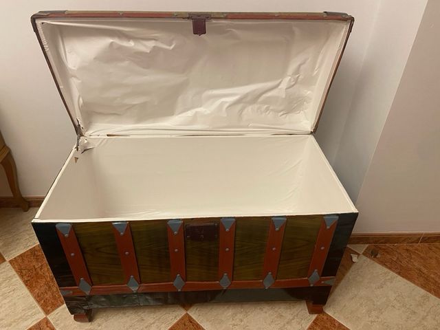 Baúl vintage madera y metal