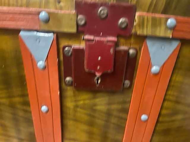 Baúl vintage madera y metal