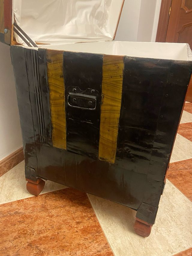 Baúl vintage madera y metal