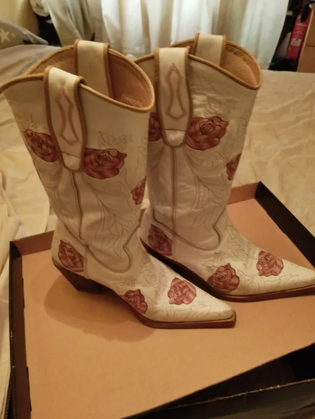 Botas cowboy rosas y blancas con rosas