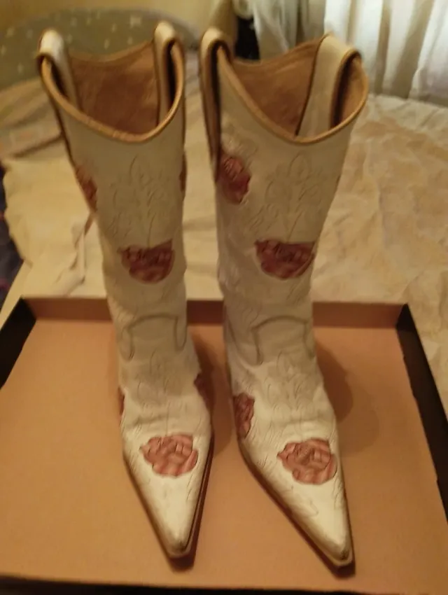 Botas cowboy rosas y blancas con rosas