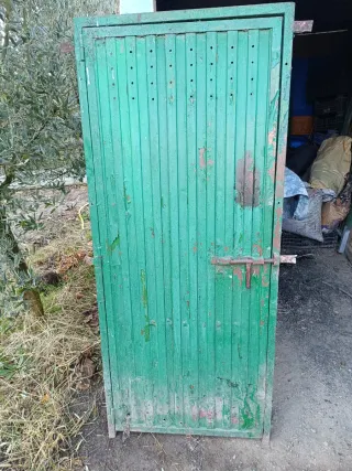 Puerta peatonal de chapa verde