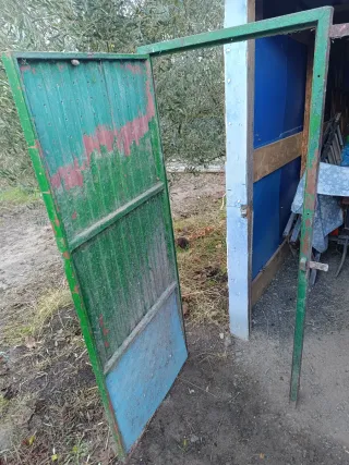 Puerta peatonal de chapa verde