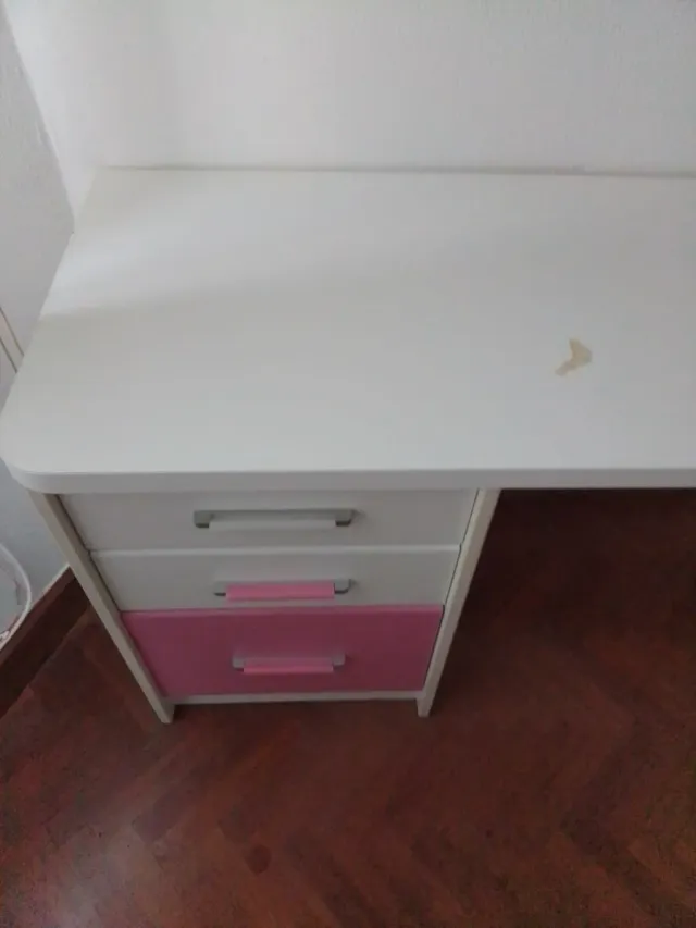 Escritorio juvenil blanco y rosa