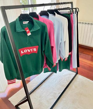 Conjunto chándal Levi's verde y rosa