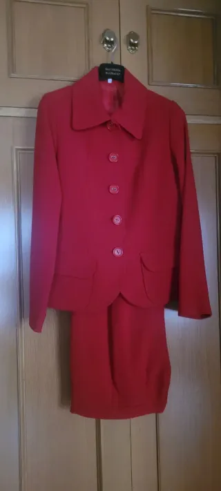 Traje pantalón rojo talla 42. Marca MODAS PIMOR, S