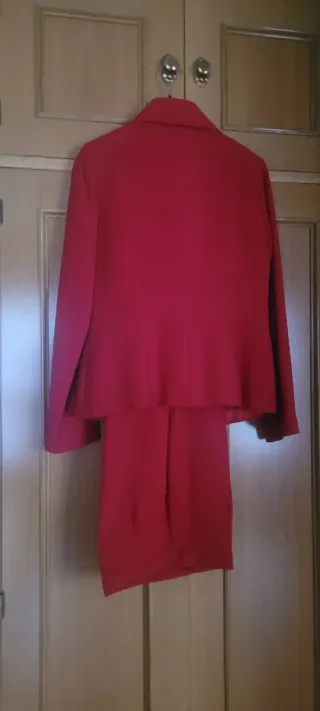 Traje pantalón rojo talla 42. Marca MODAS PIMOR, S