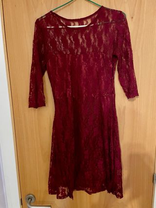 Vestido corto de encaje granate