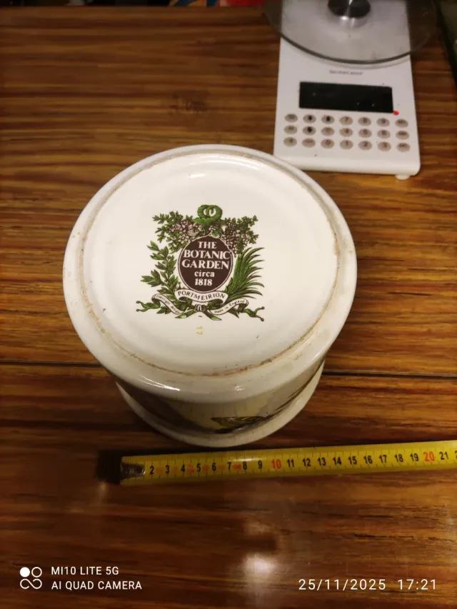 Basija de porcelana con mariposa y flores