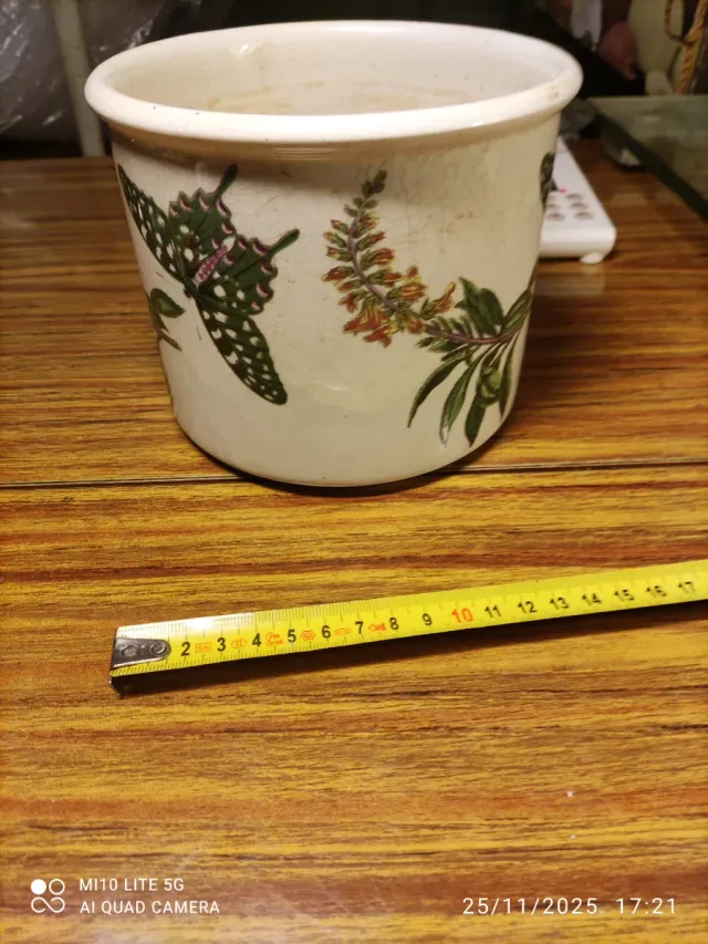 Basija de porcelana con mariposa y flores