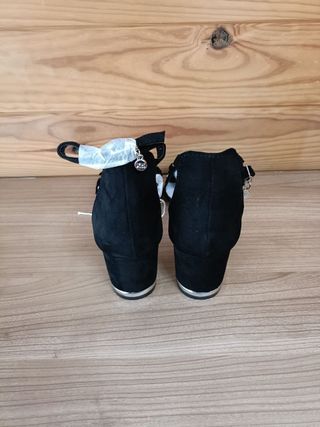 Sandalias Efecto Gamuza con Etiqueta Color Negro