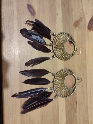 Pendientes dorados con plumas negras