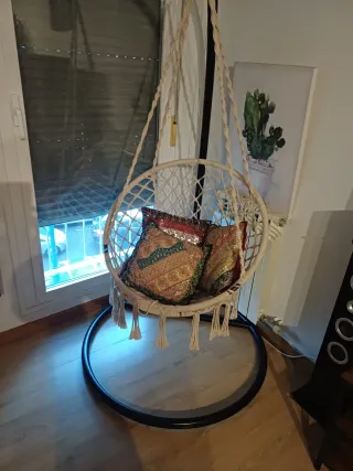 Silla hamaca beige y soporte negro sin cojines