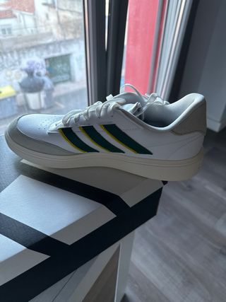 Zapatillas Adidas Courtblock Blancas y Verdes